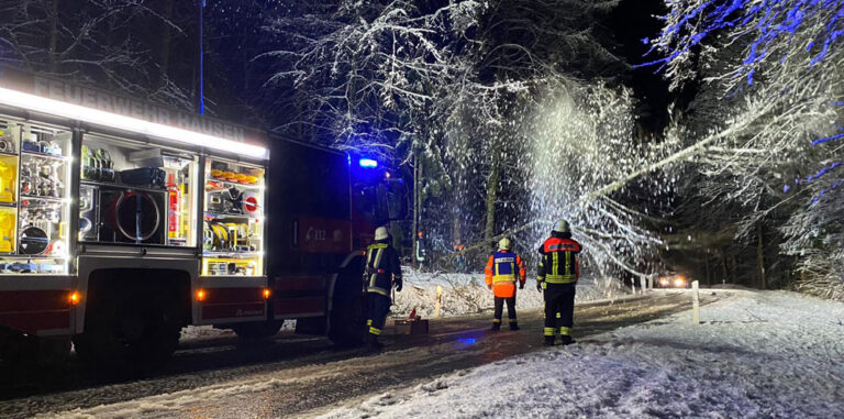 Als Mitglied in der Freiwilligen Feuerwehr Hausen kannst du an Einsätzen teilnehmenn. Hier zu sehen ist ein Einsatz im Winter.