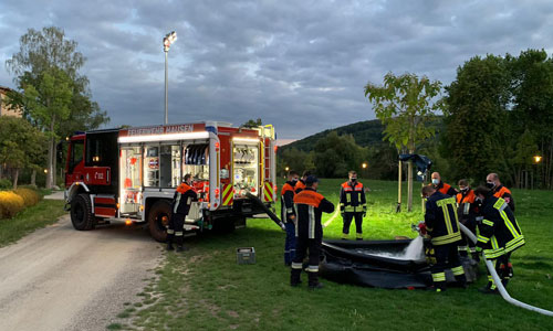 Mannschaft der Freiwilligen Feuerwehr Hausen im Einsatz